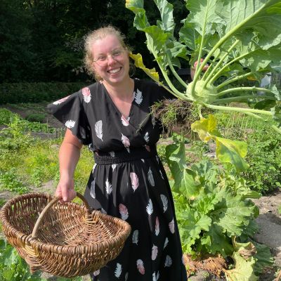 Gerda van der Wal in haar moestuin